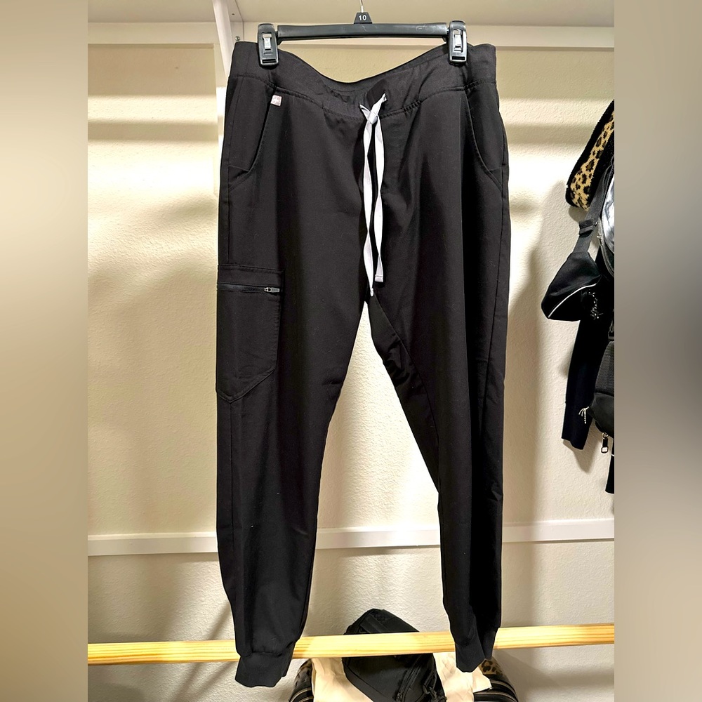 Figs black scrub set. One pocket top, jogger bottoms. Medium top, large bottoms.